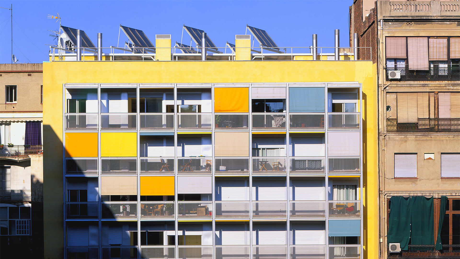 Bloque de viviendas de alta eficiencia energética en Pau AlcoverAngli Barcelona