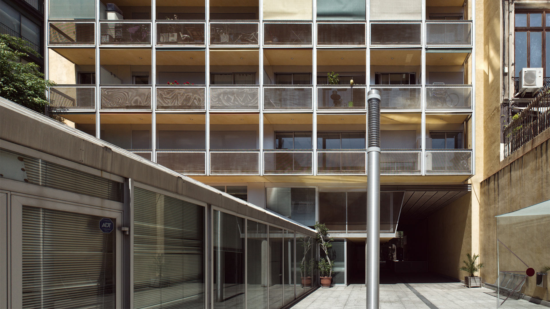 Bloque de viviendas de alta eficiencia energética en Pau AlcoverAngli Barcelona