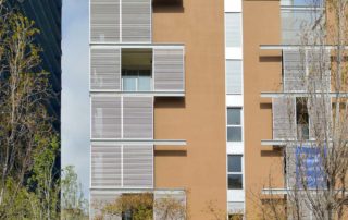 Edificio de viviendas en Sant Adrià de Besòs, Barcelona, utilizando métodos de arquitectura sostenible y industrializada.