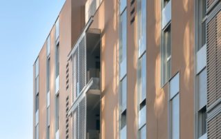 Edificio de viviendas en Sant Adrià de Besòs, Barcelona, utilizando métodos de arquitectura sostenible y industrializada.