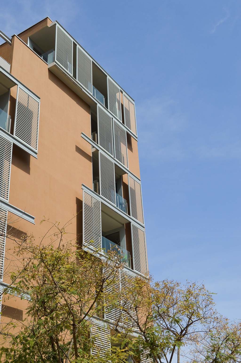 Edificio de viviendas en Sant Adrià de Besòs, Barcelona, utilizando métodos de arquitectura sostenible y industrializada.