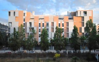 Edificio de viviendas en Sant Adrià de Besòs, Barcelona, utilizando métodos de arquitectura sostenible y industrializada.