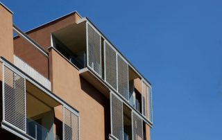 Edificio de viviendas en Sant Adrià de Besòs, Barcelona, utilizando métodos de arquitectura sostenible y industrializada.