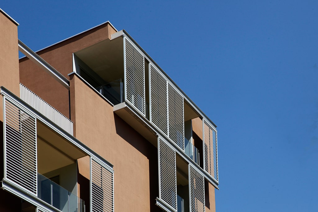 Edificio de viviendas en Sant Adrià de Besòs, Barcelona, utilizando métodos de arquitectura sostenible y industrializada.