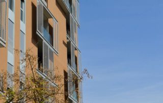 Edificio de viviendas en Sant Adrià de Besòs, Barcelona, utilizando métodos de arquitectura sostenible y industrializada.